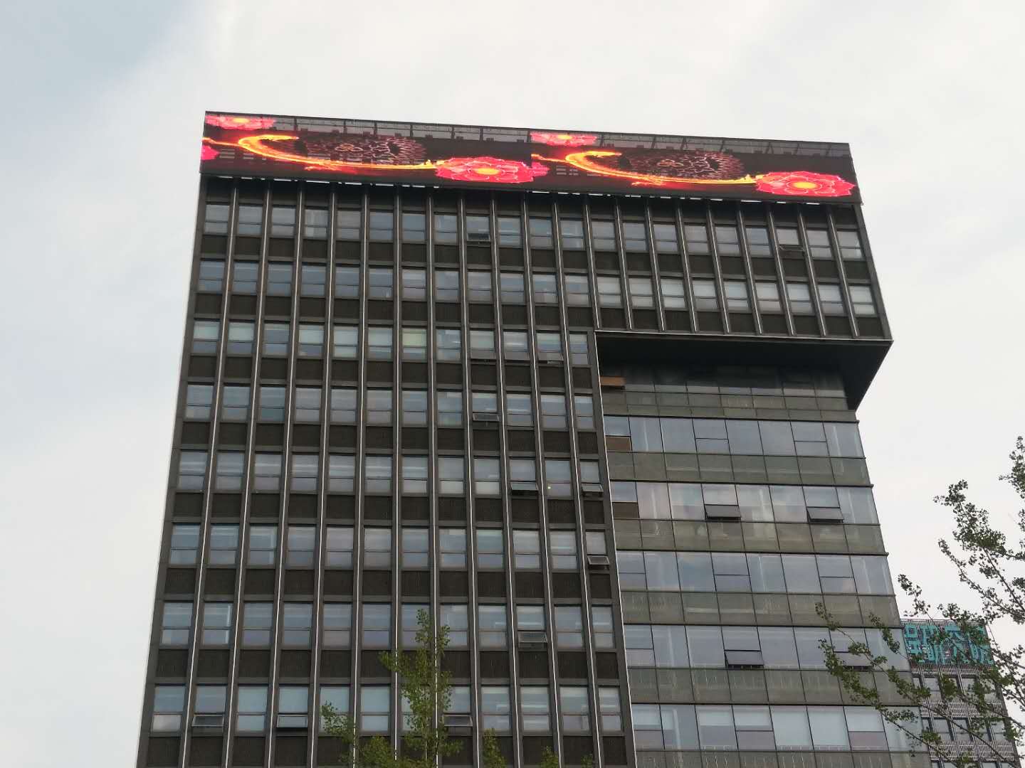 南京航空航天大学工程研究院P10格栅屏项目